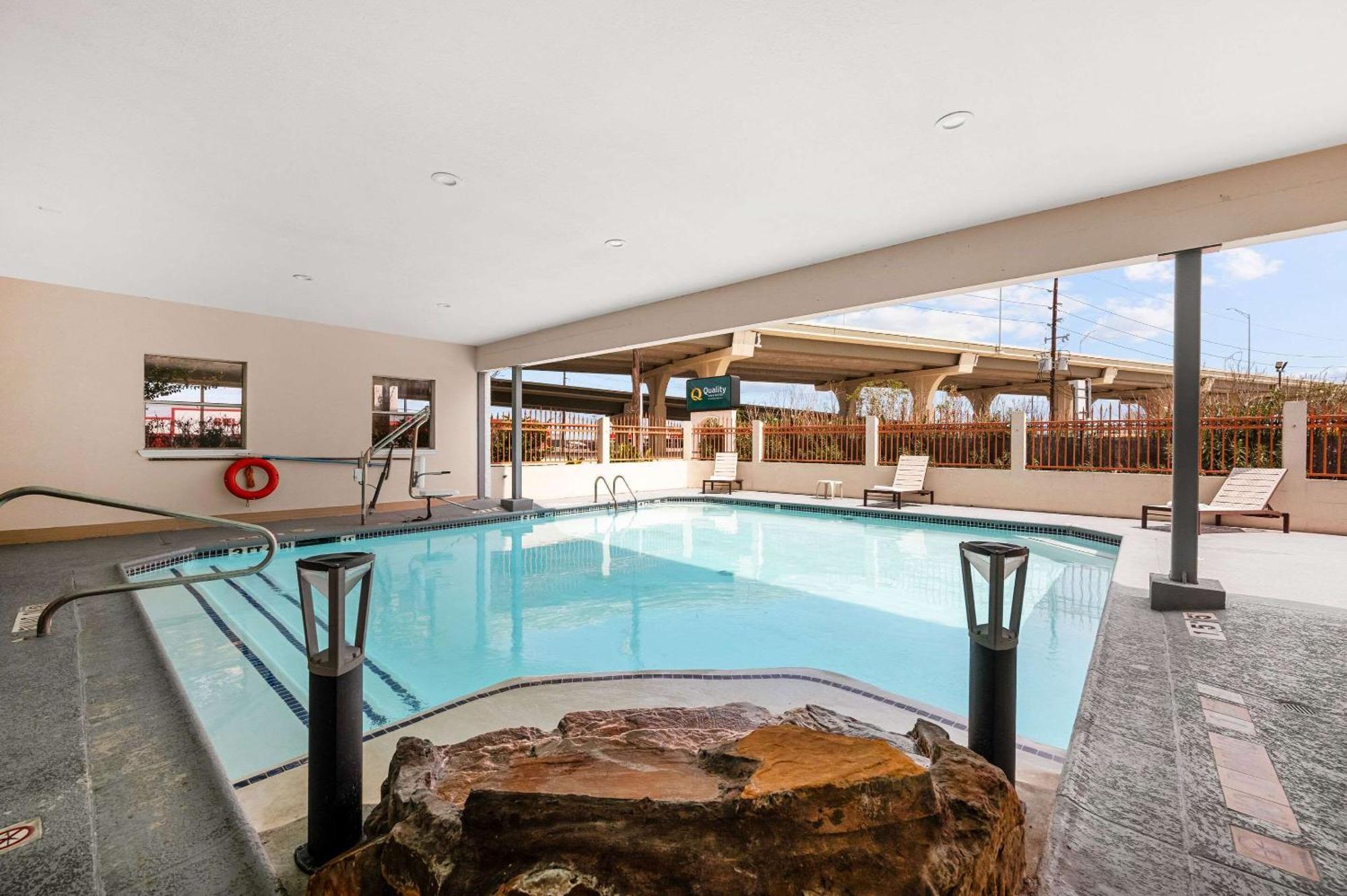 Quality Inn & Suites Cypress Extérieur photo